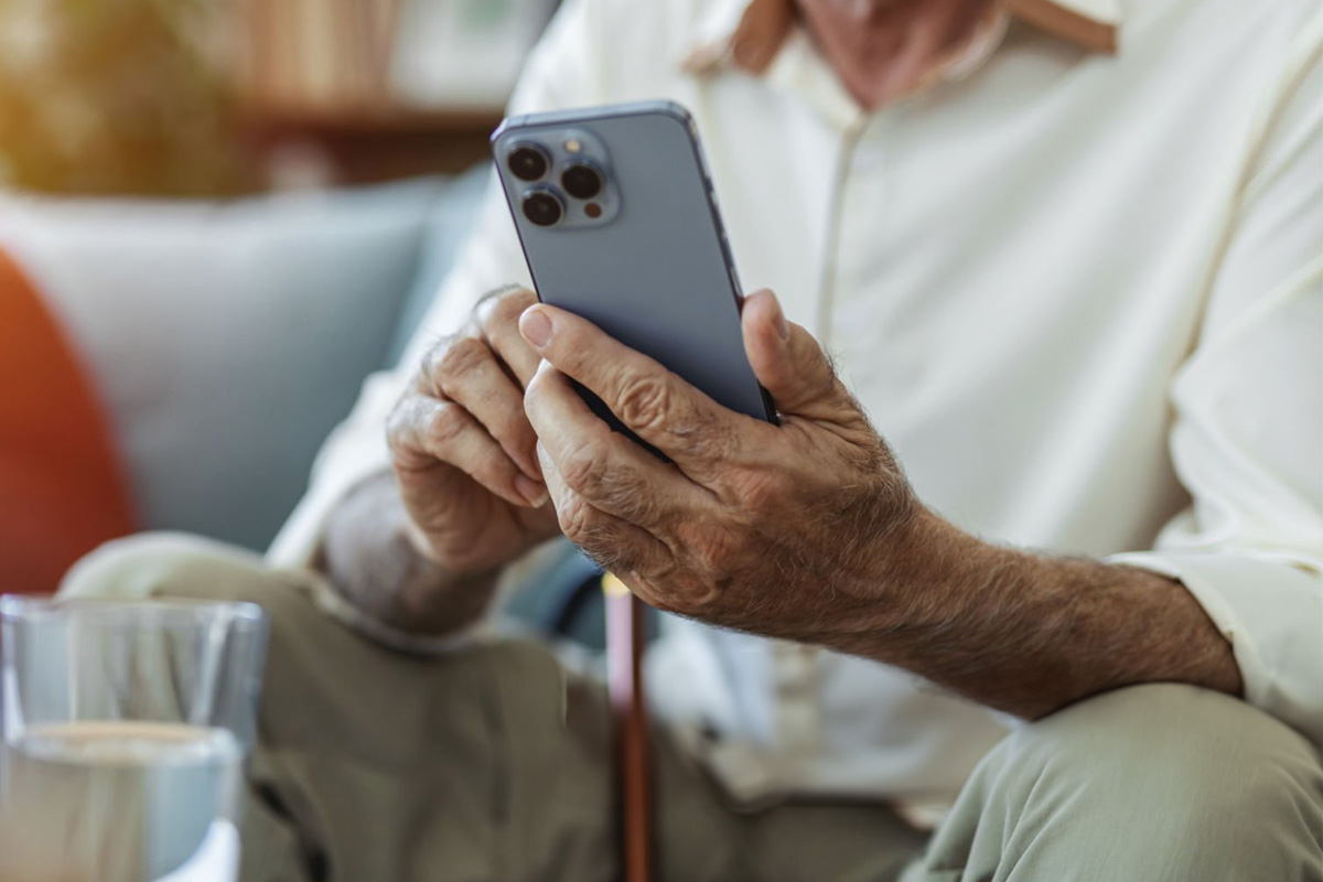 Patient nutzt die App PrehabM am Handy